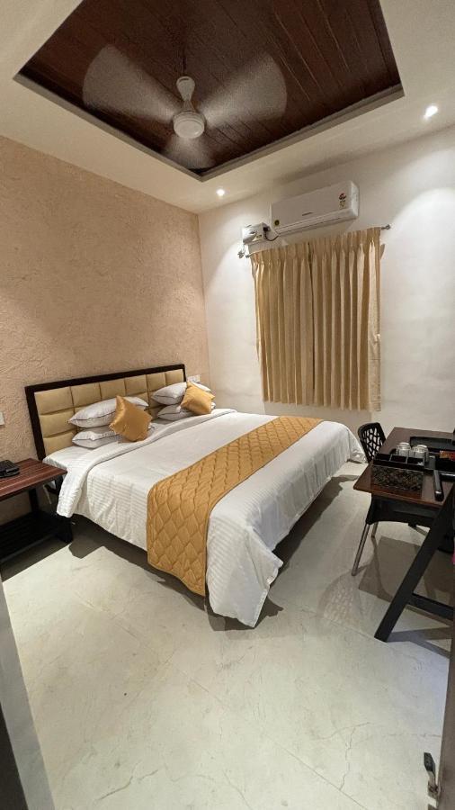 The Riviera Hotell Theni Eksteriør bilde