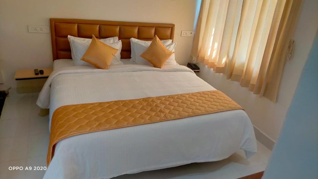 The Riviera Hotell Theni Eksteriør bilde