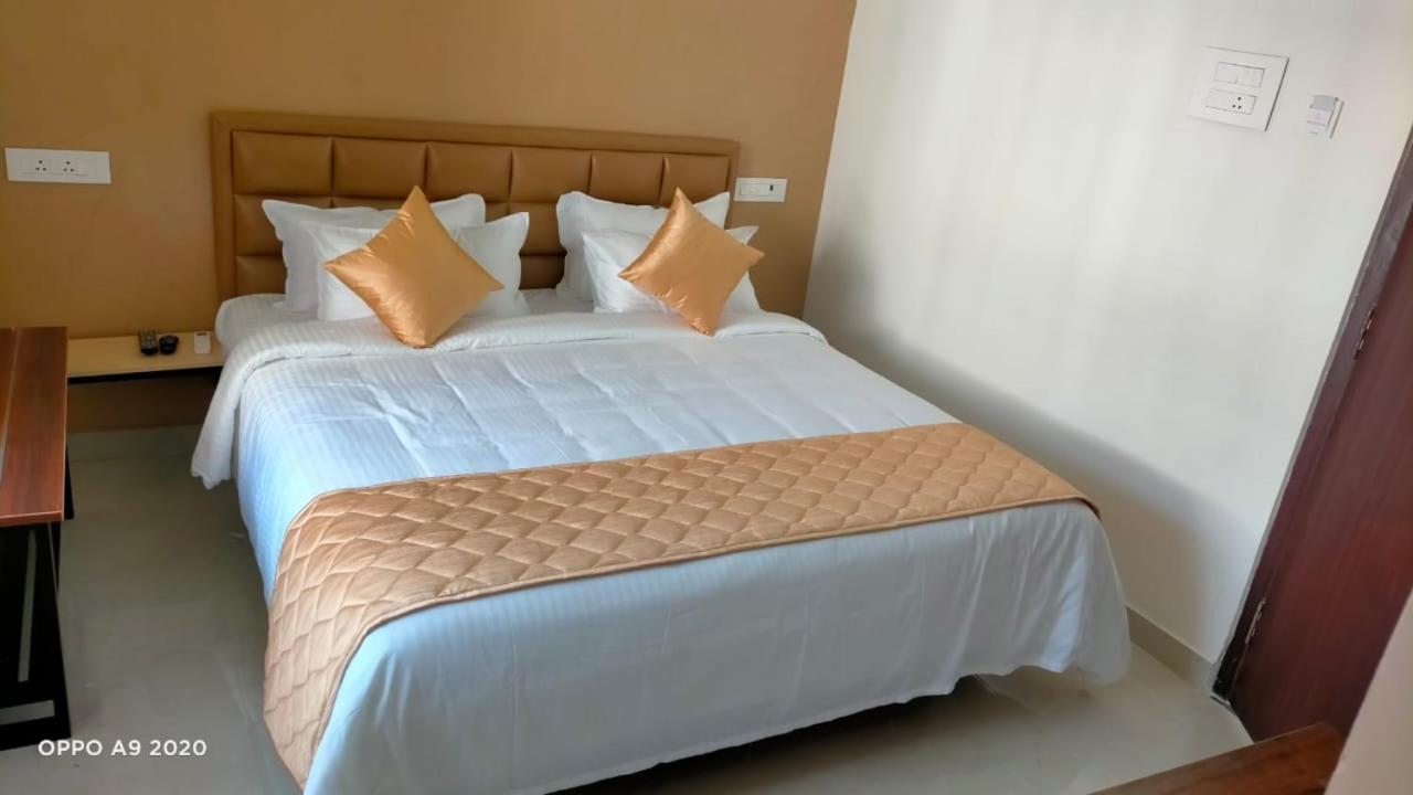 The Riviera Hotell Theni Eksteriør bilde