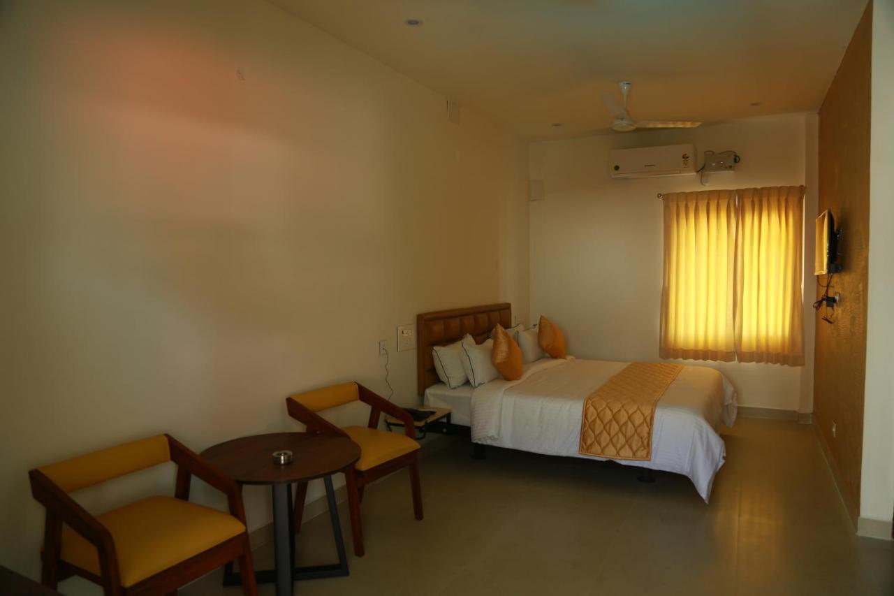 The Riviera Hotell Theni Eksteriør bilde