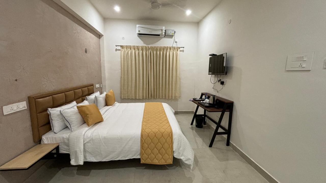 The Riviera Hotell Theni Eksteriør bilde