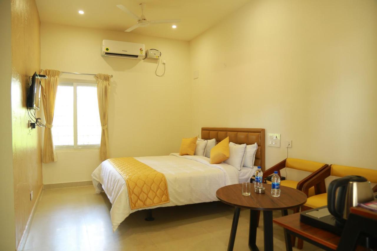 The Riviera Hotell Theni Eksteriør bilde