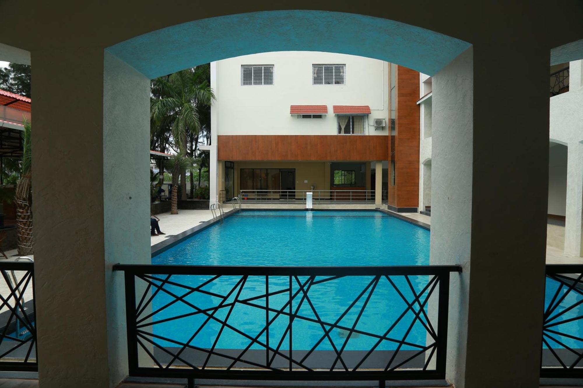 The Riviera Hotell Theni Eksteriør bilde