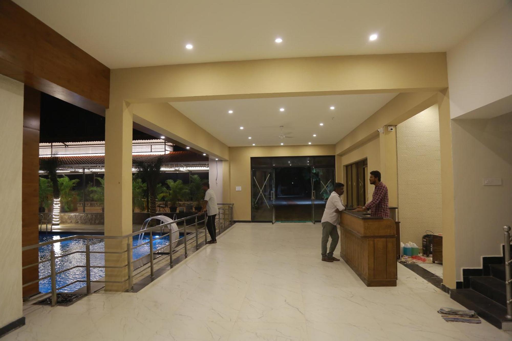 The Riviera Hotell Theni Eksteriør bilde